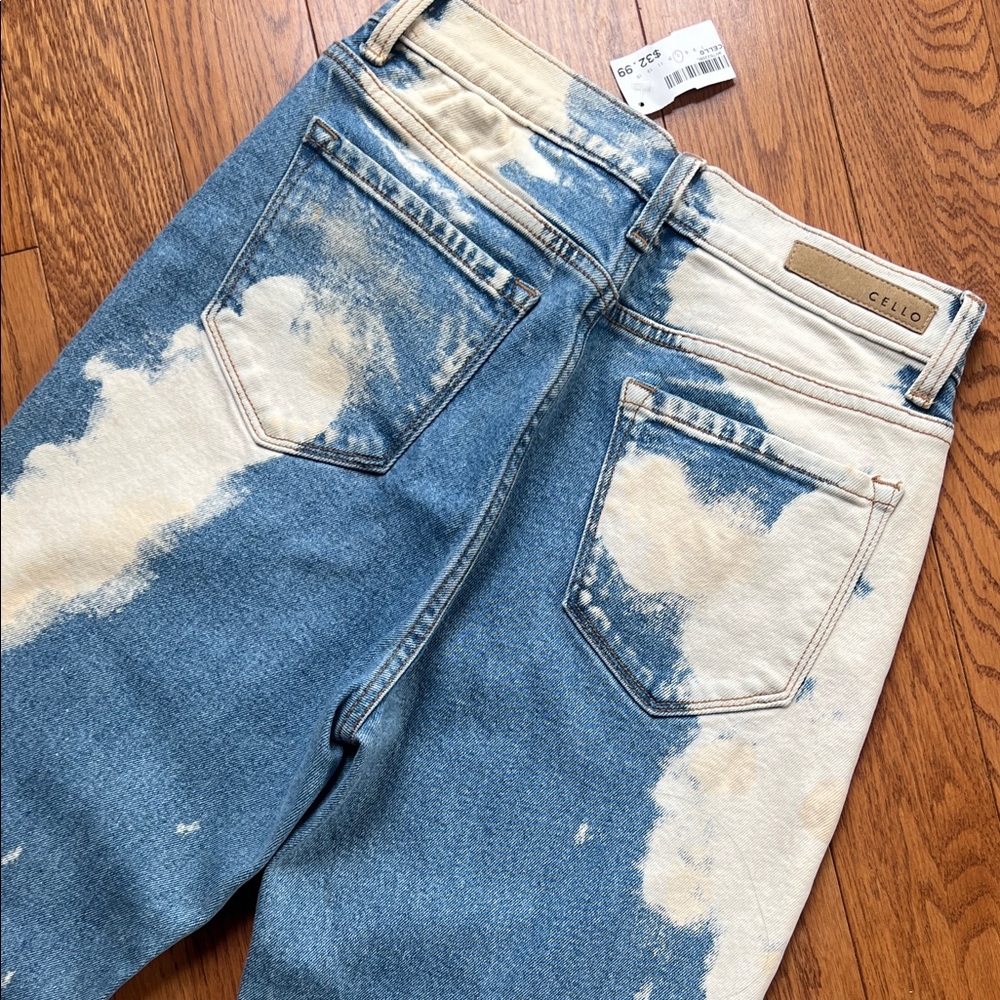 Distressed jeans - Picture 3 of 8